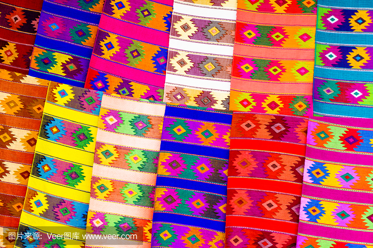 奇奇斯特南戈市场上五颜六色的织物